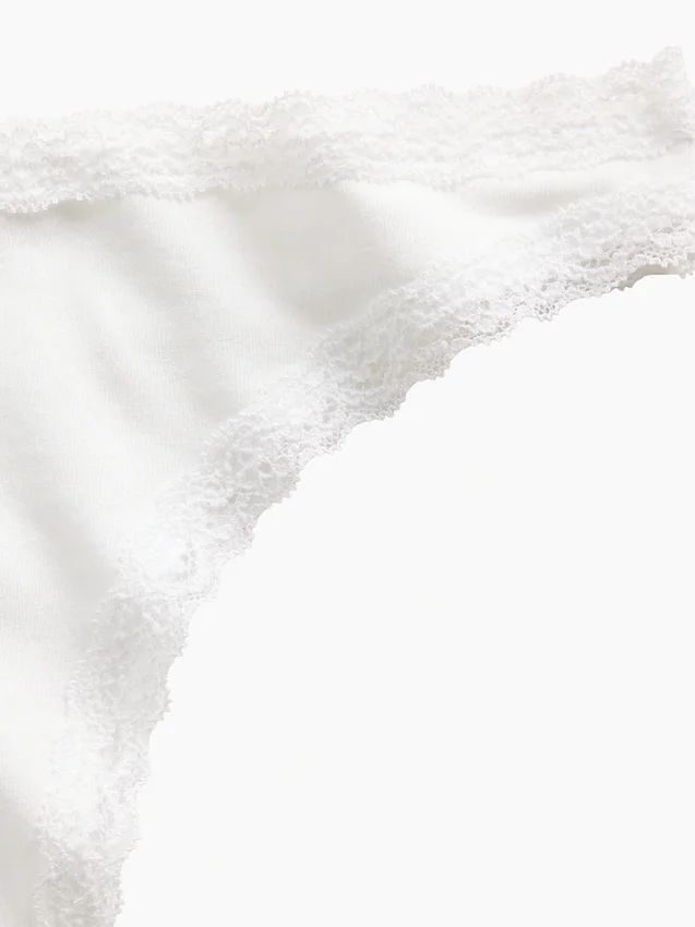 Weichster String aus Bio-Stretch-Baumwolle mit Spitzenbesatz